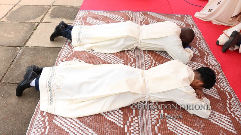 Kenya: A Nairobi l'ordinazione diaconale di due chierici -  26106