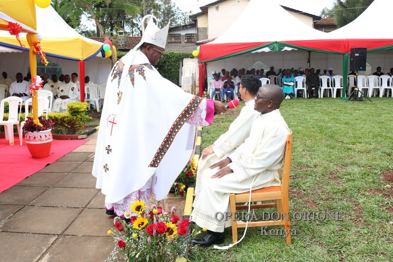 Kenya: A Nairobi l'ordinazione diaconale di due chierici -  26108