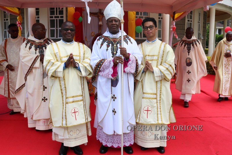 Kenya: A Nairobi l'ordinazione diaconale di due chierici -  26110