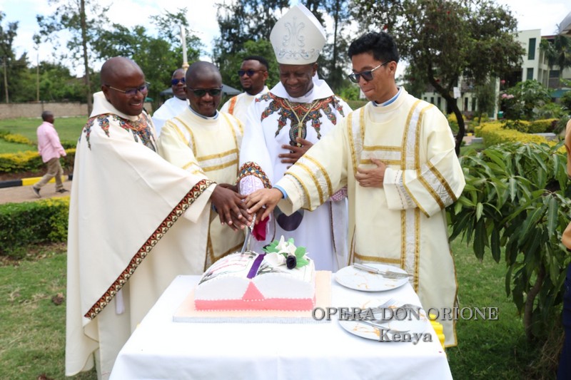 Kenya: A Nairobi l'ordinazione diaconale di due chierici -  26111