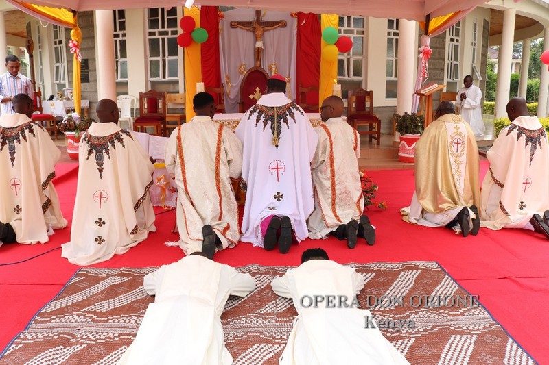Kenya: A Nairobi l'ordinazione diaconale di due chierici -  26112