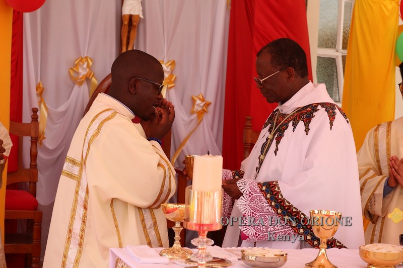 Kenya: A Nairobi l'ordinazione diaconale di due chierici -  26113