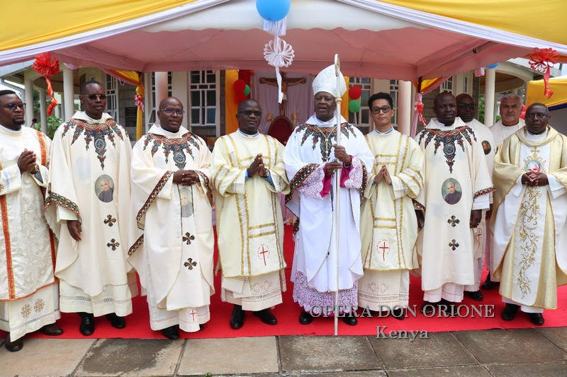 Kenya: A Nairobi l'ordinazione diaconale di due chierici -  26114