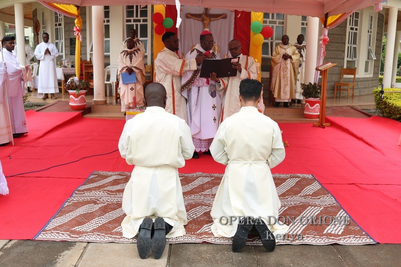 Kenya: A Nairobi l'ordinazione diaconale di due chierici -  26116