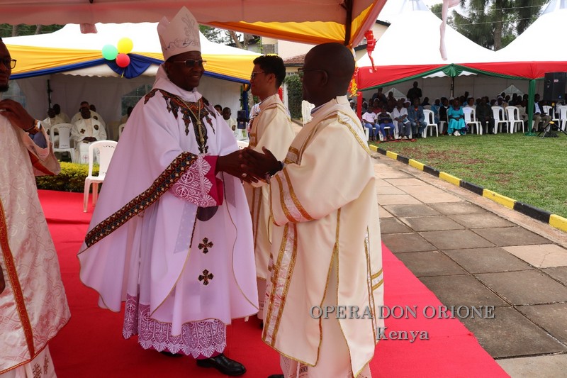 Kenya: A Nairobi l'ordinazione diaconale di due chierici -  26118