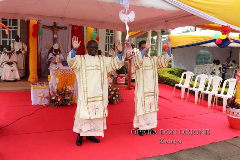 Kenya: A Nairobi l'ordinazione diaconale di due chierici -  26119