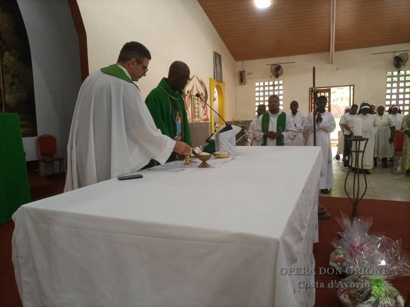 Costa D'Avorio: La Visita canonica generale nelle comunità presenti a Bonoua -  26264