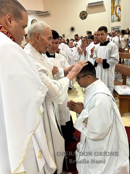 Brasile Nord: L'ordinazione sacerdotale del diacono Junior Silva de Alencar -  26294