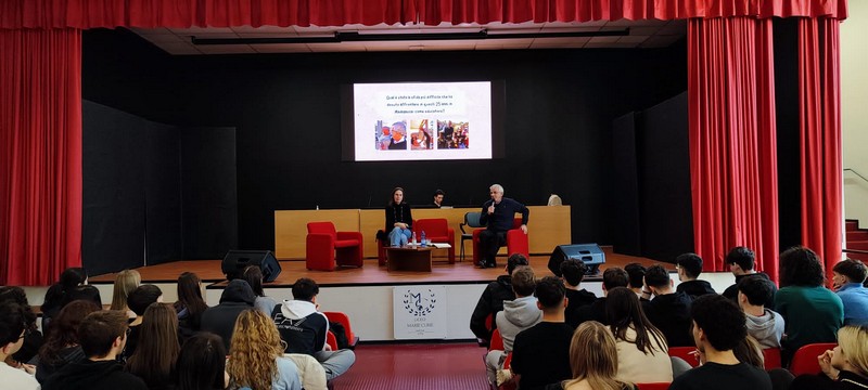 Italia: L' incontro di Don Luciano Mariani con gli alunni del Liceo Marie Curie di Meda (MB) -  26549