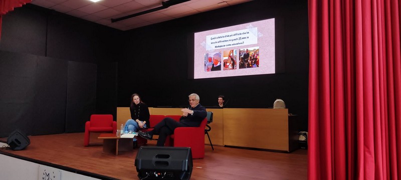 Italia: L' incontro di Don Luciano Mariani con gli alunni del Liceo Marie Curie di Meda (MB) -  26550