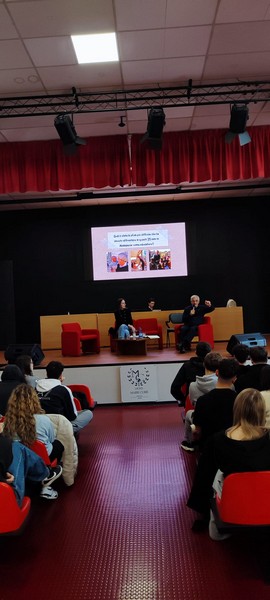 Italia: L' incontro di Don Luciano Mariani con gli alunni del Liceo Marie Curie di Meda (MB) -  26551