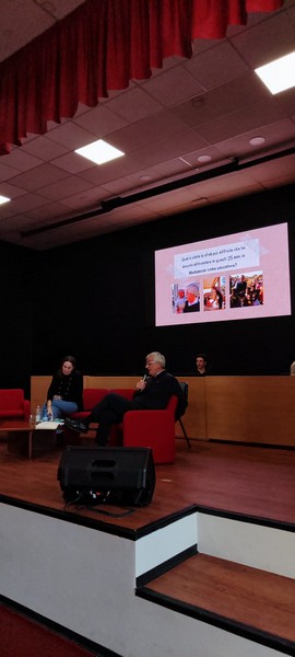 Italia: L' incontro di Don Luciano Mariani con gli alunni del Liceo Marie Curie di Meda (MB) -  26552