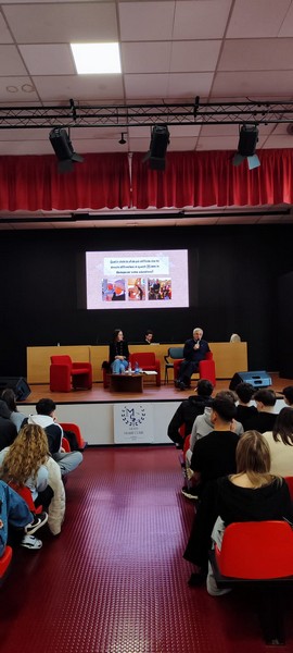 Italia: L' incontro di Don Luciano Mariani con gli alunni del Liceo Marie Curie di Meda (MB) -  26555