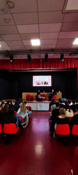 Italia: L' incontro di Don Luciano Mariani con gli alunni del Liceo Marie Curie di Meda (MB) -  26556