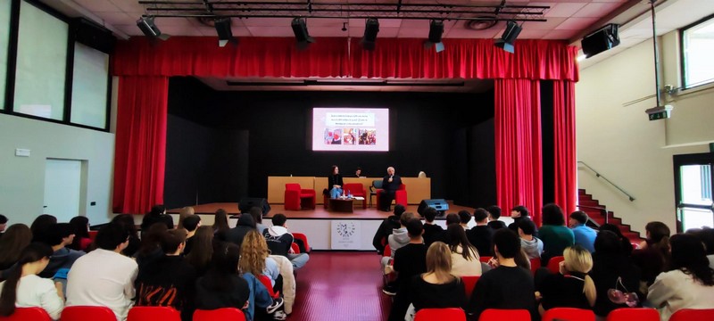 Italia: L' incontro di Don Luciano Mariani con gli alunni del Liceo Marie Curie di Meda (MB) -  26557