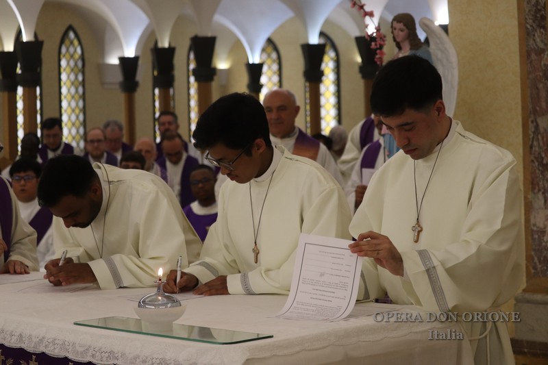 Roma: La Professione perpetua di tre chierici nella parrocchia Mater Dei -  26657