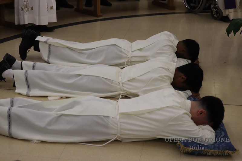 Roma: La Professione perpetua di tre chierici nella parrocchia Mater Dei -  26660