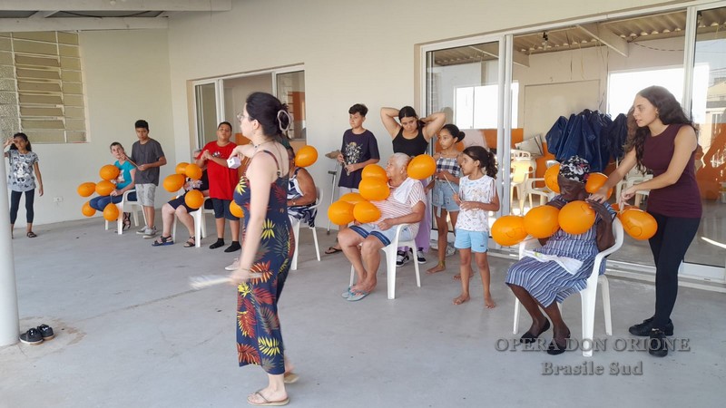 Brasile Sud: L'oratorio festivo della parrocchia S. Antonio di Cotia è un incontro tra generazioni  -  26779