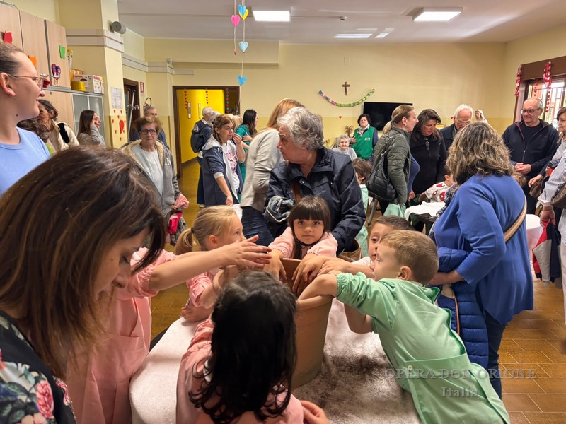 Tortona: Bambini e anziani in festa al Centro Mater Dei  -  27018