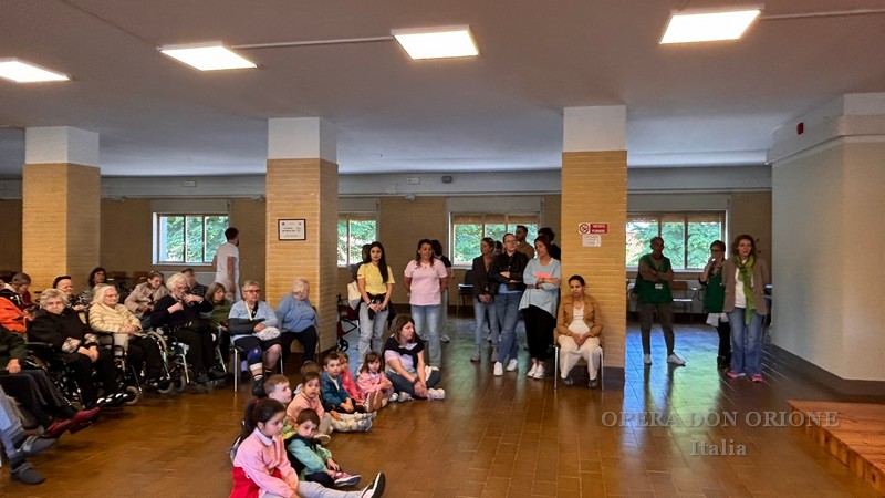 Tortona: Bambini e anziani in festa al Centro Mater Dei  -  27025