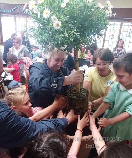Tortona: Bambini e anziani in festa al Centro Mater Dei  -  27028