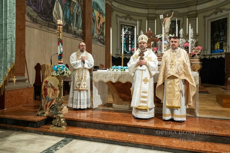 La statua pellegrina della Madonna di Fatima a Copparo (FE)  -  27043