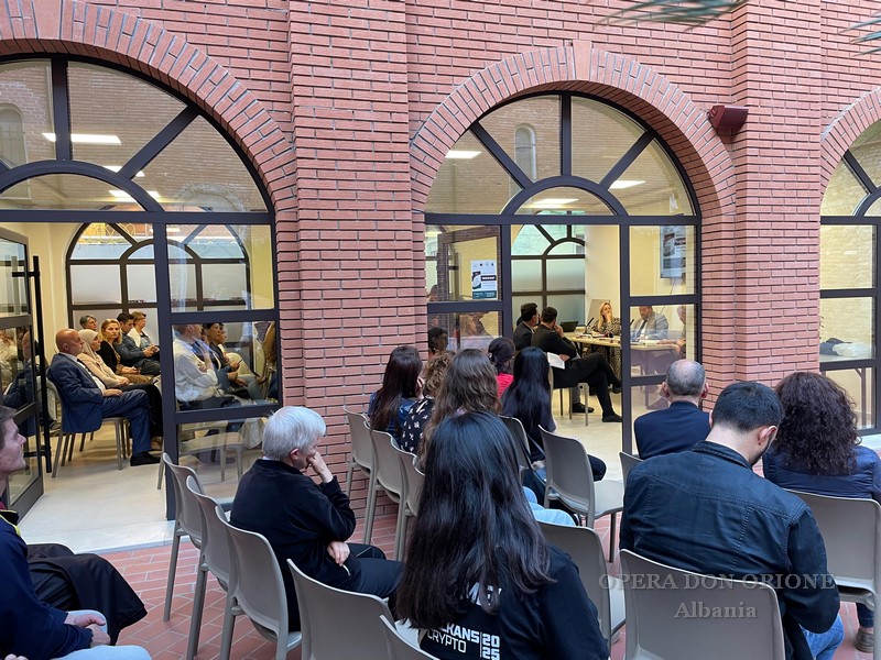 Albania : Presentato a Tirana il libro “La Croce e l'Islam”  -  27266