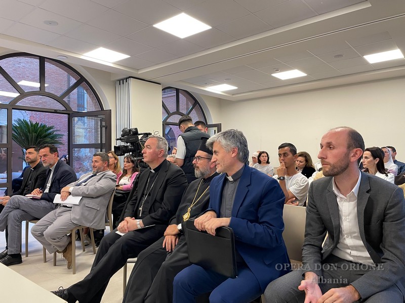 Albania : Presentato a Tirana il libro “La Croce e l'Islam”  -  27268
