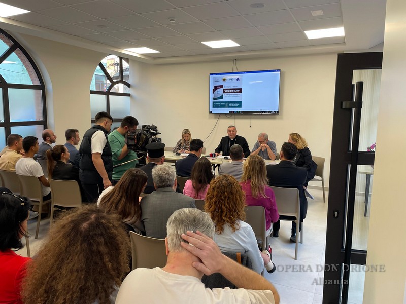 Albania : Presentato a Tirana il libro “La Croce e l'Islam”  -  27269