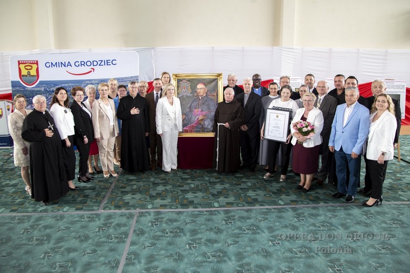 Polonia: Il Comune di Grodziec ricorda Mons. Bronisław Dąbrowski con una benemerenza -  27373