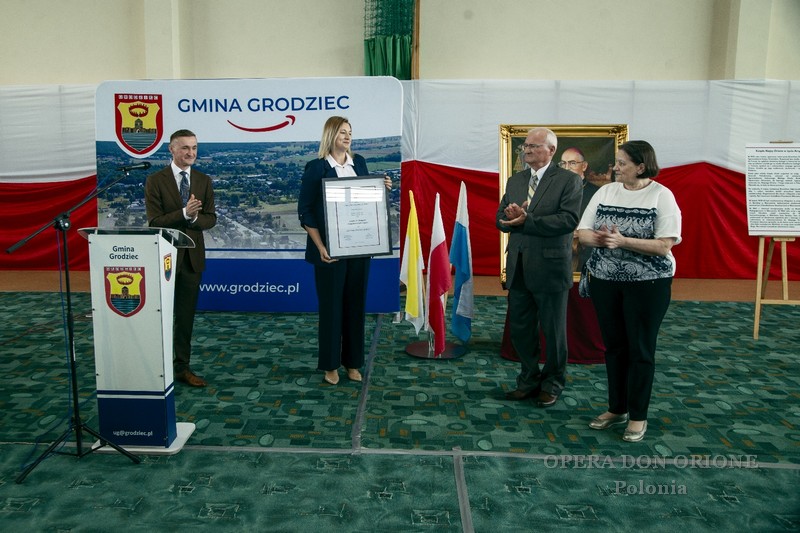 Polonia: Il Comune di Grodziec ricorda Mons. Bronisław Dąbrowski con una benemerenza -  27374