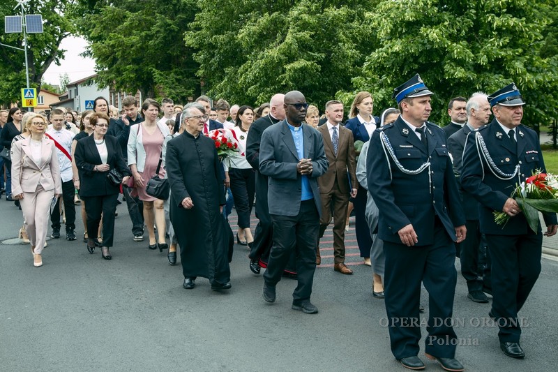 Polonia: Il Comune di Grodziec ricorda Mons. Bronisław Dąbrowski con una benemerenza -  27375