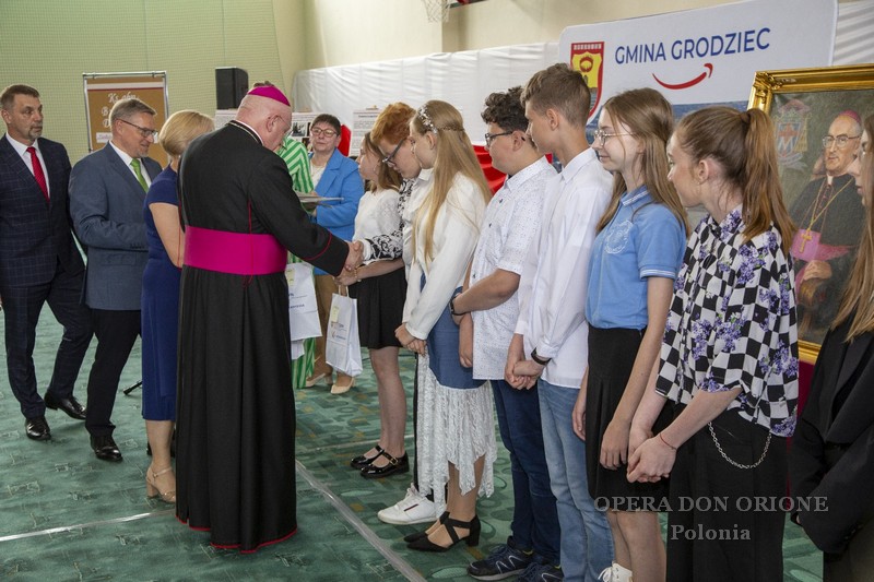 Polonia: Il Comune di Grodziec ricorda Mons. Bronisław Dąbrowski con una benemerenza -  27378