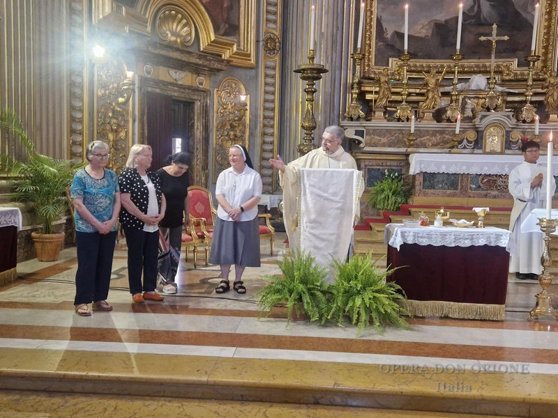 Roma: Oggi la tradizionale Messa della Famiglia Carismatica Orionina all'altare di San Luigi Gonzaga -  27422