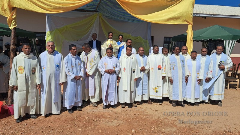 Madagascar: L'ordinazione sacerdotale di Don Jean Guy Randrianjakarivo a Antsirabé -  27844