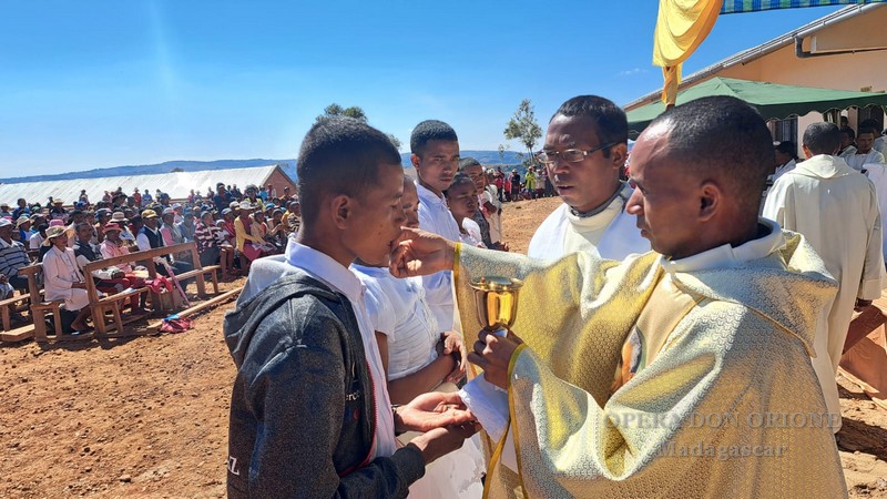 Madagascar: L'ordinazione sacerdotale di Don Jean Guy Randrianjakarivo a Antsirabé -  27845