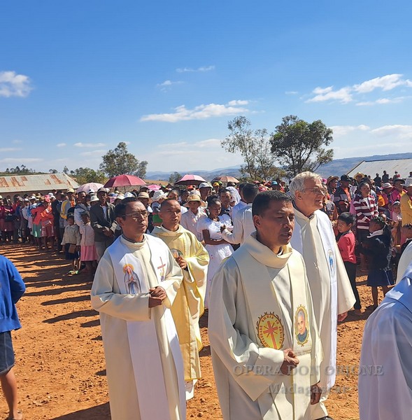 Madagascar: L'ordinazione sacerdotale di Don Jean Guy Randrianjakarivo a Antsirabé -  27848