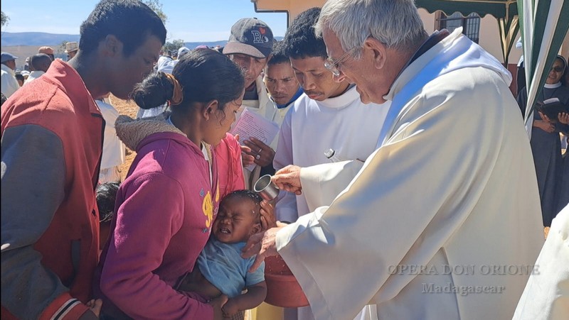 Madagascar: L'ordinazione sacerdotale di Don Jean Guy Randrianjakarivo a Antsirabé -  27849