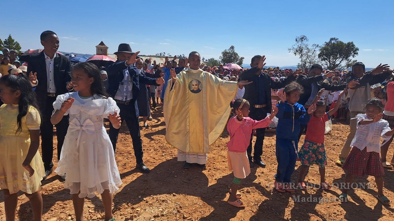 Madagascar: L'ordinazione sacerdotale di Don Jean Guy Randrianjakarivo a Antsirabé -  27850