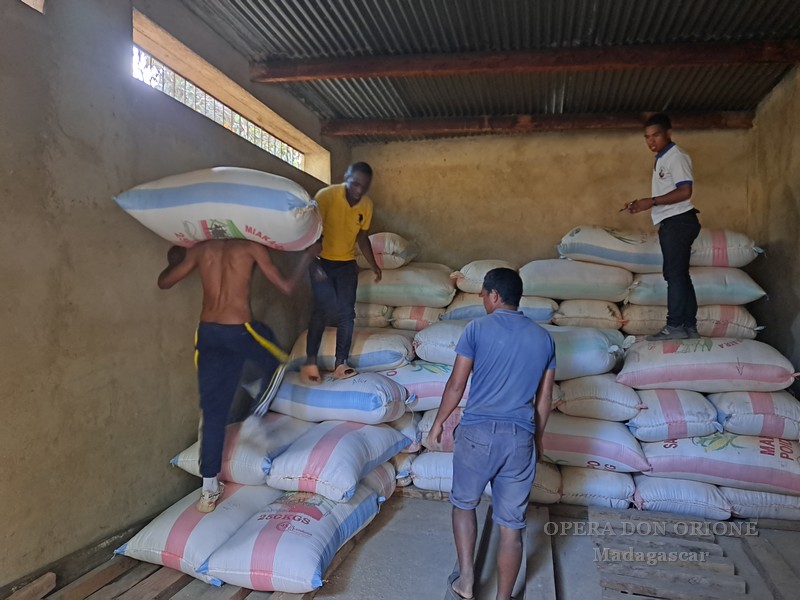 Madagascar: Sostegno, solidarietà e istruzione nel distretto missionario di Namehana -  27923