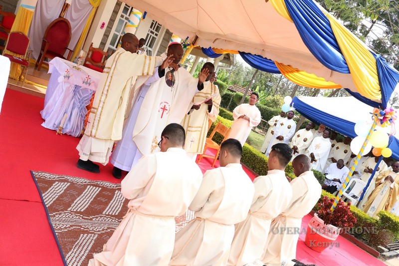 Kenya: Ordinati quattro nuovi diaconi  -  28419