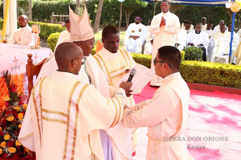 Kenya: Ordinati quattro nuovi diaconi  -  28421