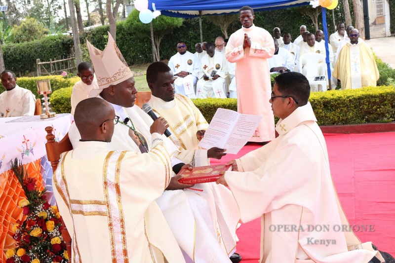 Kenya: Ordinati quattro nuovi diaconi  -  28422