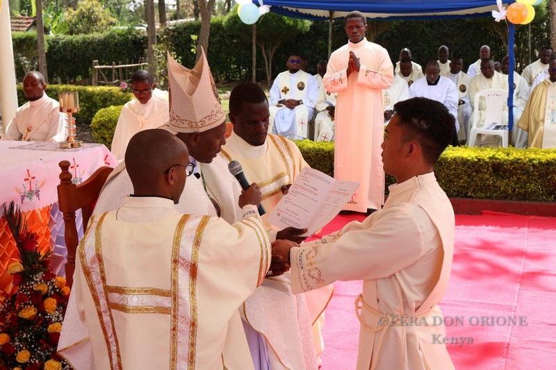 Kenya: Ordinati quattro nuovi diaconi  -  28423