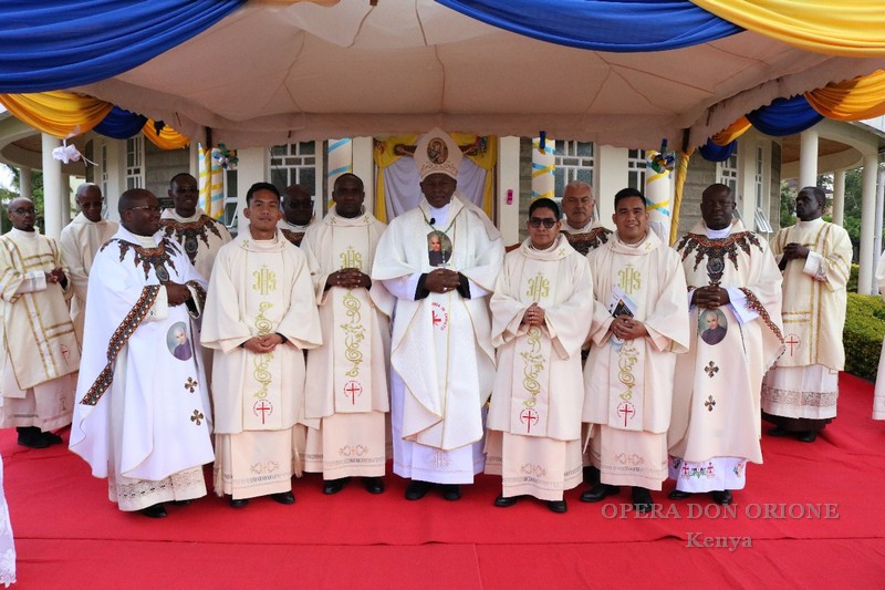 Kenya: Ordinati quattro nuovi diaconi  -  28424