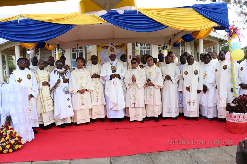 Kenya: Ordinati quattro nuovi diaconi  -  28425