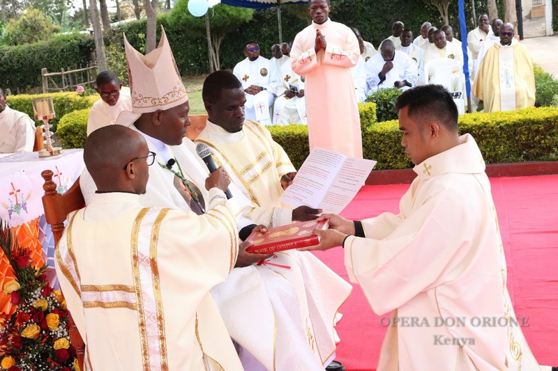 Kenya: Ordinati quattro nuovi diaconi  -  28427