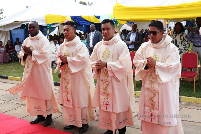 Kenya: Ordinati quattro nuovi diaconi  -  28429