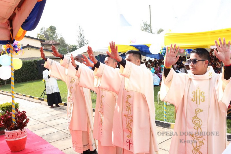 Kenya: Ordinati quattro nuovi diaconi  -  28430