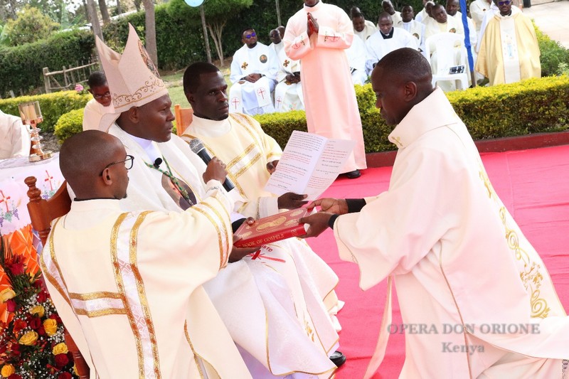 Kenya: Ordinati quattro nuovi diaconi  -  28431